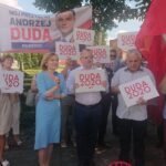 04.07.2020. Włoszczowa. Akcja „Łączy nas Polska”. Na zdjęciu (od lewej): Dariusz Czechowski - starosta włoszczowski, Anna Krupka - wiceminister sportu, Łukasz Karpiński - wicestarosta włoszczowski, Zbigniew Matyśkiewicz - przewodniczący rady powiatu we Włoszczowie i Adam Szałowski - działacz opozycji antykomunistycznej we Włoszczowie / Ewa Pociejowska-Gawęda / Radio Kielce