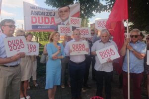 04.07.2020. Włoszczowa. Akcja „Łączy nas Polska”. Na zdjęciu (od lewej): Dariusz Czechowski - starosta włoszczowski, Anna Krupka - wiceminister sportu, Łukasz Karpiński - wicestarosta włoszczowski, Zbigniew Matyśkiewicz - przewodniczący rady powiatu we Włoszczowie i Adam Szałowski - działacz opozycji antykomunistycznej we Włoszczowie / Ewa Pociejowska-Gawęda / Radio Kielce