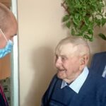 02.07.2020 Łysaków Kawęczyński. Setne urodziny Stanisława Bartochy. Na zdjęciu (od lewej): Robert Kruk - przewodniczący jędrzejowskiej rady miasta, Stanisław Bartocha i Waldemar Gładysz - kierownik USC w Jędrzejowie / Ewa Pociejowska-Gawęda / Radio Kielce