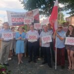 04.07.2020. Włoszczowa. Akcja „Łączy nas Polska”. Na zdjęciu (od lewej): Dariusz Czechowski - starosta włoszczowski, Anna Krupka - wiceminister sportu, Łukasz Karpiński - wicestarosta włoszczowski, Zbigniew Matyśkiewicz - przewodniczący rady powiatu we Włoszczowie, Adam Szałowski - działacz opozycji antykomunistycznej we Włoszczowie, Aldona Jakubowska i Stanisław Buczyński - przewodniczący Związku Solidarność OSM we Włoszczowie / Ewa Pociejowska-Gawęda / Radio Kielce
