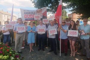 04.07.2020. Włoszczowa. Akcja „Łączy nas Polska”. Na zdjęciu (od lewej): Dariusz Czechowski - starosta włoszczowski, Anna Krupka - wiceminister sportu, Łukasz Karpiński - wicestarosta włoszczowski, Zbigniew Matyśkiewicz - przewodniczący rady powiatu we Włoszczowie, Adam Szałowski - działacz opozycji antykomunistycznej we Włoszczowie, Aldona Jakubowska i Stanisław Buczyński - przewodniczący Związku Solidarność OSM we Włoszczowie / Ewa Pociejowska-Gawęda / Radio Kielce