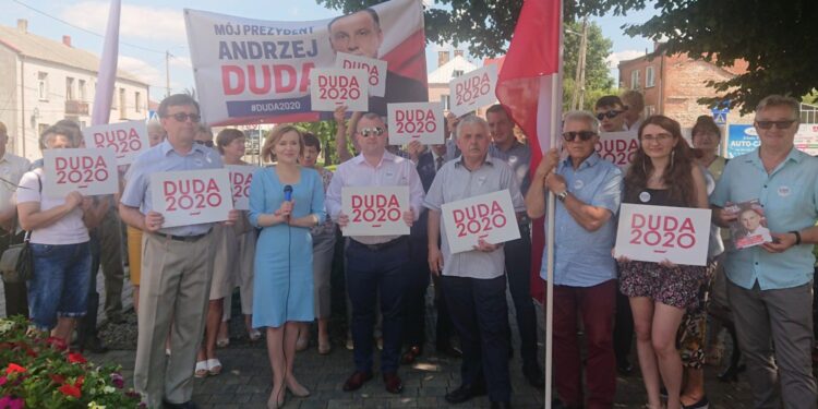 04.07.2020. Włoszczowa. Akcja „Łączy nas Polska”. Na zdjęciu (od lewej): Dariusz Czechowski - starosta włoszczowski, Anna Krupka - wiceminister sportu, Łukasz Karpiński - wicestarosta włoszczowski, Zbigniew Matyśkiewicz - przewodniczący rady powiatu we Włoszczowie, Adam Szałowski - działacz opozycji antykomunistycznej we Włoszczowie, Aldona Jakubowska i Stanisław Buczyński - przewodniczący Związku Solidarność OSM we Włoszczowie / Ewa Pociejowska-Gawęda / Radio Kielce