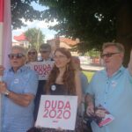 04.07.2020. Włoszczowa. Akcja „Łączy nas Polska”. Na zdjęciu (od lewej): Adam Szałowski - działacz opozycji antykomunistycznej we Włoszczowie, Aldona Jakubowska i Stanisław Buczyński - przewodniczący Związku Solidarność OSM we Włoszczowie / Ewa Pociejowska-Gawęda / Radio Kielce