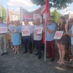 04.07.2020. Włoszczowa. Akcja „Łączy nas Polska”. Na zdjęciu (od lewej): Dariusz Czechowski - starosta włoszczowski, Anna Krupka - wiceminister sportu, Łukasz Karpiński - wicestarosta włoszczowski, Zbigniew Matyśkiewicz - przewodniczący rady powiatu we Włoszczowie, Adam Szałowski - działacz opozycji antykomunistycznej we Włoszczowie, Aldona Jakubowska, Stanisław Buczyński - przewodniczący Związku Solidarność OSM we Włoszczowie / Ewa Pociejowska-Gawęda / Radio Kielce