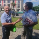 04.07.2020. Włoszczowa. Akcja „Łączy nas Polska”. Na zdjęciu (po prawej): Dariusz Czechowski - starosta włoszczowski / Ewa Pociejowska-Gawęda / Radio Kielce