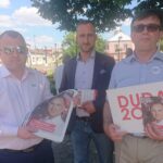 04.07.2020. Włoszczowa. Akcja „Łączy nas Polska”. Na zdjęciu (od lewej): Łukasz Karpiński - wicestarosta włoszczowski, Łukasz Korus - asystent wiceminister Anny Krupki i Dariusz Czechowski - starosta włoszczowski / Ewa Pociejowska-Gawęda / Radio Kielce