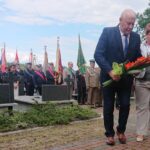 12.07.2020 Swaryszów. Obchody Dnia Walki i Męczeństwa Wsi Polskiej. Na zdjęciu (od lewej): Leszek Bratek i Danuta Gładka - przedstawiciele rady sołeckiej Swaryszowa / Ewa Pociejowska-Gawęda / Radio Kielce