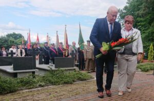 12.07.2020 Swaryszów. Obchody Dnia Walki i Męczeństwa Wsi Polskiej. Na zdjęciu (od lewej): Leszek Bratek i Danuta Gładka - przedstawiciele rady sołeckiej Swaryszowa / Ewa Pociejowska-Gawęda / Radio Kielce