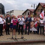 09.07.2020 Kazimierza Wielka. Wizyta Patryka Jakiego. Na zdjęciu (w pierwszym rzędzie, od lewej): poseł Mariusz Gosek, europoseł Patryk Jaki, wiceminister sportu Anna Krupka, senator Jacek Włosowicz i Tomasz Jamka - członek zarządu województwa / Marta Gajda / Radio Kielce