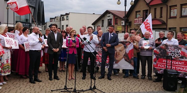 09.07.2020 Kazimierza Wielka. Wizyta Patryka Jakiego. Na zdjęciu (w pierwszym rzędzie, od lewej): poseł Mariusz Gosek, europoseł Patryk Jaki, wiceminister sportu Anna Krupka, senator Jacek Włosowicz i Tomasz Jamka - członek zarządu województwa / Marta Gajda / Radio Kielce