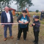 24.07.2020 Węgleszyn Ogrody. Nowe miejsce rekreacji. Na zdjęciu od lewej: wójt gminy Oksa - Tadeusz Soboń, Halina  Bodzioch, sołtys i radna sołectwa Węgleszyn Ogrody, Oliwier Dąbrowski / Ewa Pociejowska-Gawęda / Radio Kielce