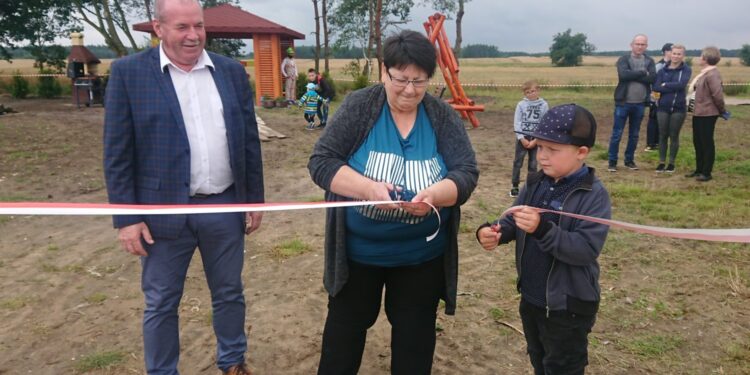 24.07.2020 Węgleszyn Ogrody. Nowe miejsce rekreacji. Na zdjęciu od lewej: wójt gminy Oksa - Tadeusz Soboń, Halina  Bodzioch, sołtys i radna sołectwa Węgleszyn Ogrody, Oliwier Dąbrowski / Ewa Pociejowska-Gawęda / Radio Kielce