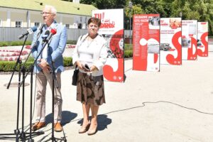 01.07.2020. Końskie. Wystawa „Tu rodziła się Solidarność”. Na zdjęciu Helena Obara, przewodnicząca koneckiej „Solidarności” oraz Waldemar Bartosz, przewodniczący świętokrzyskiej „Solidarności” / Magda Galas-Klusek / Radio Kielce