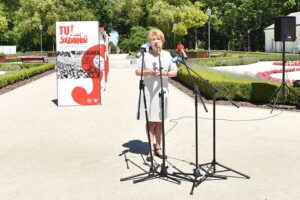 01.07.2020. Końskie. Wystawa „Tu rodziła się Solidarność”. Na zdjęciu Dorota Koczwańska-Kalita, naczelnik kieleckiej delegatury IPN / Magda Galas-Klusek / Radio Kielce