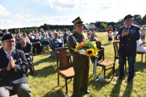 25.07.2020. Biały Ług. 100-lecie utworzenia 27. Pułku Ułanów im. Stefana Batorego. Na zdjęciu (w środku): Waldemar Sielecki / Magdalena Galas-Klusek / Radio Kielce