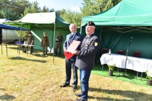 25.07.2020. Biały Ług. 100-lecie utworzenia 27. Pułku Ułanów im. Stefana Batorego. Na zdjęciu (od lewej): Rafał Nowak - wicewojewoda świętokrzyski i Maciej Downar-Zapolski - syn ostatniego dowódcy 27. Pułku Ułanów im. Stefana Batorego / Magdalena Galas-Klusek / Radio Kielce