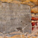 28.07.2020. Barycz. Tajemnicza tablica na ścianie Internatu Ośrodka Szkolno-Wychowawczego / Magdalena Galas-Klusek / Radio Kielce