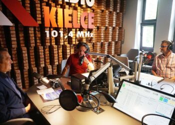 08.07.2020. Kielce. Punkty Widzenia. Na zdjęciu (od lewej): Mirosław Gębski - starosta kielecki, Robert Szumielewicz - Radio Kielce, Piotr Zegadło - prezes Zarządu Gminnego Ochotniczych Straży Pożarnych w Masłowie; przewodniczący Rady Gminy Masłów / Kamil Król / Radio Kielce
