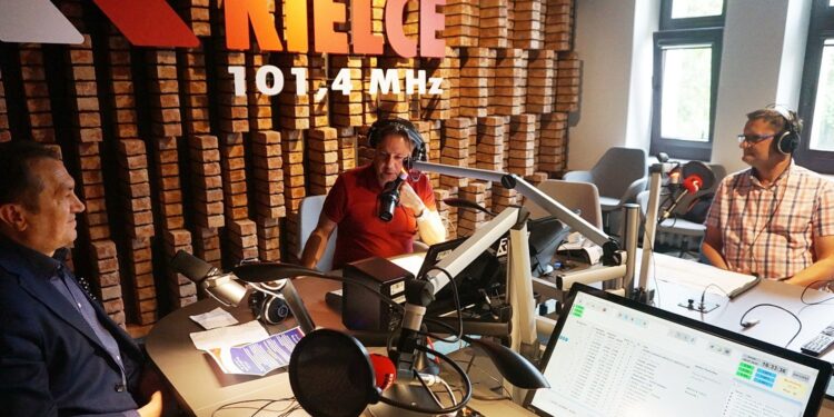 08.07.2020. Kielce. Punkty Widzenia. Na zdjęciu (od lewej): Mirosław Gębski - starosta kielecki, Robert Szumielewicz - Radio Kielce, Piotr Zegadło - prezes Zarządu Gminnego Ochotniczych Straży Pożarnych w Masłowie; przewodniczący Rady Gminy Masłów / Kamil Król / Radio Kielce