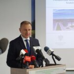 27.07.2020. Kielce. Podpisanie umowy nr 8 000 z beneficjentem programu "Czyste powietrze". Na zdjęciu: Ryszard Gliwiński - prezes Wojewódzkiego Funduszu Ochrony Środowiska i Gospodarki Wodnej / Michał Kita / Radio Kielce