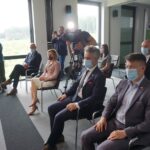 27.07.2020. Kielce. Podpisanie umowy nr 8 000 z beneficjentem programu "Czyste Powietrze". Na zdjęciu (od lewej): Grzegorz Socha - wiceprezes WFOŚiGW, Anna Krupka - wiceminister sportu; poseł PiS, Krzysztof Słoń - senator PiS, Bartłomiej Dorywalski - poseł PiS / Michał Kita / Radio Kielce