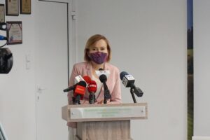 27.07.2020. Kielce. Podpisanie umowy nr 8 000 z beneficjentem programu "Czyste powietrze". Na zdjęciu: Anna Krupka - wiceminister sportu; poseł PiS, / Michał Kita / Radio Kielce