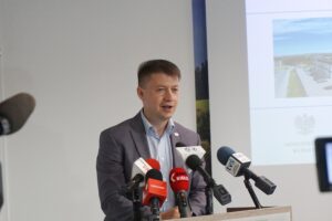 27.07.2020. Kielce. Podpisanie umowy nr 8 000 z beneficjentem programu "Czyste powietrze". Na zdjęciu: Bartłomiej Dorywalski - poseł PiS / Michał Kita / Radio Kielce