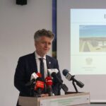 27.07.2020. Kielce. Podpisanie umowy nr 8 000 z beneficjentem programu "Czyste powietrze". Na zdjęciu: Krzysztof Słoń - senator PiS / Michał Kita / Radio Kielce