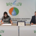 27.07.2020. Kielce. Podpisanie umowy nr 8 000 z beneficjentem programu "Czyste powietrze". Na zdjęciu: Marta Guła - beneficjent umowy nr 8000 z programu "Czyste Powietrze", Ryszard Gliwiński - prezes Wojewódzkiego Funduszu Ochrony Środowiska i Gospodarki Wodnej / Michał Kita / Radio Kielce