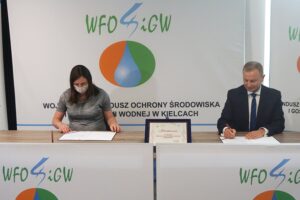 27.07.2020. Kielce. Podpisanie umowy nr 8 000 z beneficjentem programu "Czyste powietrze". Na zdjęciu: Marta Guła - beneficjent umowy nr 8000 z programu "Czyste Powietrze", Ryszard Gliwiński - prezes Wojewódzkiego Funduszu Ochrony Środowiska i Gospodarki Wodnej / Michał Kita / Radio Kielce