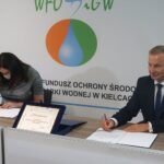 27.07.2020. Kielce. Podpisanie umowy nr 8 000 z beneficjentem programu "Czyste powietrze". Na zdjęciu: Marta Guła - beneficjent umowy nr 8000 z programu "Czyste Powietrze", Ryszard Gliwiński - prezes Wojewódzkiego Funduszu Ochrony Środowiska i Gospodarki Wodnej / Michał Kita / Radio Kielce