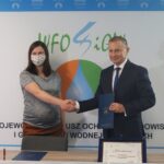 27.07.2020. Kielce. Podpisanie umowy nr 8 000 z beneficjentem programu "Czyste powietrze". Na zdjęciu: Marta Guła - beneficjent umowy nr 8000 z programu "Czyste Powietrze", Ryszard Gliwiński - prezes Wojewódzkiego Funduszu Ochrony Środowiska i Gospodarki Wodnej / Michał Kita / Radio Kielce