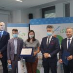 27.07.2020. Kielce. Podpisanie umowy nr 8 000 z beneficjentem programu "Czyste powietrze". Na zdjęciu: Grzegorz Socha - wiceprezes WFOŚiGW, Bartłomiej Dorywalski - poseł PiS, Marta Guła - beneficjent umowy nr 8000 z programu "Czyste Powietrze", Krzysztof Słoń - senator PiS, Ryszard Gliwiński - prezes WFOŚiGW / Michał Kita / Radio Kielce