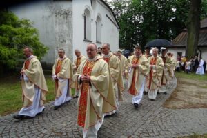 19.07.2020. Małogoszcz. Prymicyjna msza święta arcybiskupa Henryka Jagodzińskiego / Ewa Pociejowska-Gawęda / Radio Kielce