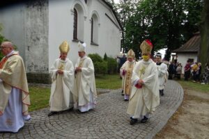 19.07.2020. Małogoszcz. Prymicyjna msza święta arcybiskupa Henryka Jagodzińskiego / Ewa Pociejowska-Gawęda / Radio Kielce