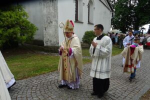 19.07.2020. Małogoszcz. Prymicyjna msza święta arcybiskupa Henryka Jagodzińskiego. Na zdjęciu (w środku): abp. Henryk Jagodziński / Ewa Pociejowska-Gawęda / Radio Kielce