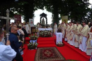 19.07.2020. Małogoszcz. Prymicyjna msza święta arcybiskupa Henryka Jagodzińskiego / Ewa Pociejowska-Gawęda / Radio Kielce