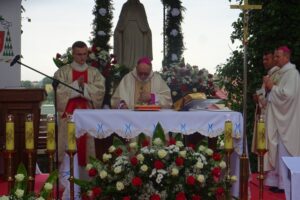 19.07.2020. Małogoszcz. Prymicyjna msza święta arcybiskupa Henryka Jagodzińskiego. Na zdjęciu (w środku): abp. Henryk Jagodziński / Ewa Pociejowska-Gawęda / Radio Kielce