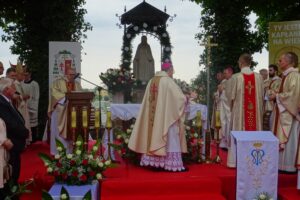 19.07.2020. Małogoszcz. Prymicyjna msza święta arcybiskupa Henryka Jagodzińskiego / Ewa Pociejowska-Gawęda / Radio Kielce