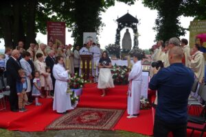 19.07.2020. Małogoszcz. Prymicyjna msza święta arcybiskupa Henryka Jagodzińskiego / Ewa Pociejowska-Gawęda / Radio Kielce