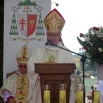 19.07.2020. Małogoszcz. Prymicyjna msza święta arcybiskupa Henryka Jagodzińskiego. Na zdjęciu (od lewej): abp. Henryk Jagodziński i bp Jan Piotrowski / Ewa Pociejowska-Gawęda / Radio Kielce