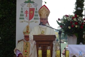 19.07.2020. Małogoszcz. Prymicyjna msza święta arcybiskupa Henryka Jagodzińskiego. Na zdjęciu (od lewej): abp. Henryk Jagodziński i bp Jan Piotrowski / Ewa Pociejowska-Gawęda / Radio Kielce