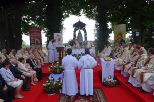 19.07.2020. Małogoszcz. Prymicyjna msza święta arcybiskupa Henryka Jagodzińskiego / Ewa Pociejowska-Gawęda / Radio Kielce