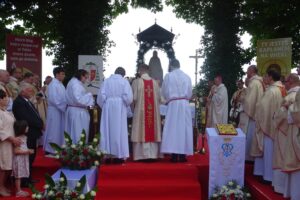 19.07.2020. Małogoszcz. Prymicyjna msza święta arcybiskupa Henryka Jagodzińskiego / Ewa Pociejowska-Gawęda / Radio Kielce