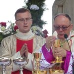 19.07.2020. Małogoszcz. Prymicyjna msza święta arcybiskupa Henryka Jagodzińskiego. Na zdjęciu (po prawej): abp. Henryk Jagodziński / Ewa Pociejowska-Gawęda / Radio Kielce