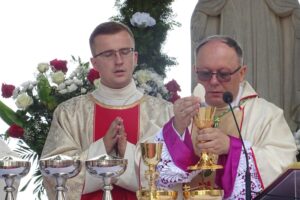 19.07.2020. Małogoszcz. Prymicyjna msza święta arcybiskupa Henryka Jagodzińskiego. Na zdjęciu (po prawej): abp. Henryk Jagodziński / Ewa Pociejowska-Gawęda / Radio Kielce