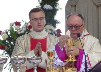 19.07.2020. Małogoszcz. Prymicyjna msza święta arcybiskupa Henryka Jagodzińskiego. Na zdjęciu (po prawej): abp. Henryk Jagodziński / Ewa Pociejowska-Gawęda / Radio Kielce