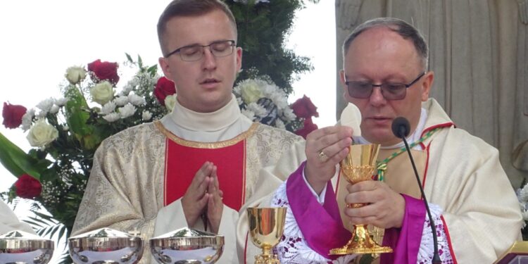 19.07.2020. Małogoszcz. Prymicyjna msza święta arcybiskupa Henryka Jagodzińskiego. Na zdjęciu (po prawej): abp. Henryk Jagodziński / Ewa Pociejowska-Gawęda / Radio Kielce