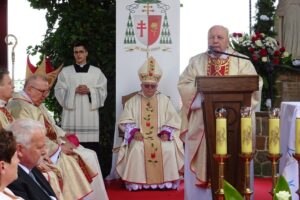 19.07.2020. Małogoszcz. Prymicyjna msza święta arcybiskupa Henryka Jagodzińskiego. Na zdjęciu (w środku): abp. Henryk Jagodziński / Ewa Pociejowska-Gawęda / Radio Kielce