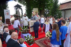 19.07.2020. Małogoszcz. Prymicyjna msza święta arcybiskupa Henryka Jagodzińskiego / Ewa Pociejowska-Gawęda / Radio Kielce